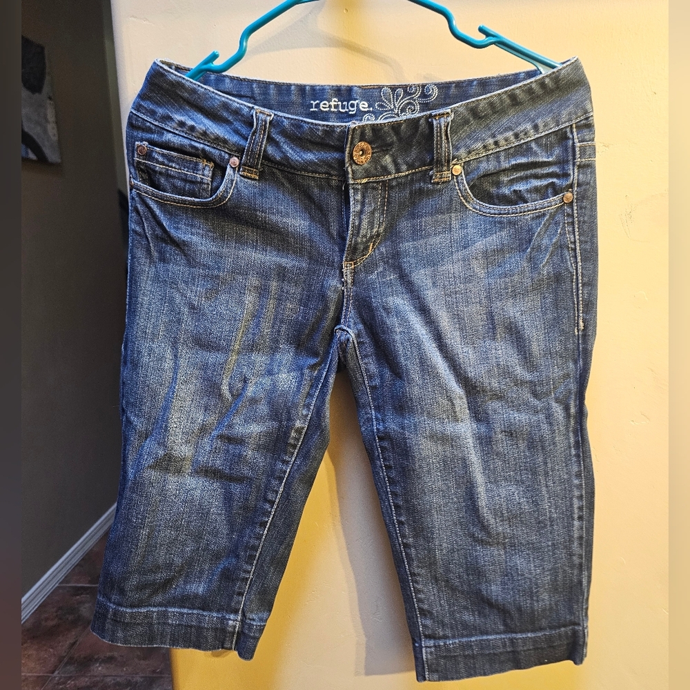 Refuge Women's Cropped Blue Jeans